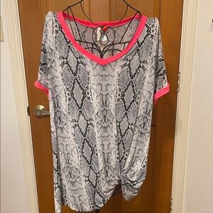 💗💗💗3 for 12$💗💗💗Women's Snake Print Top with Pink Accents